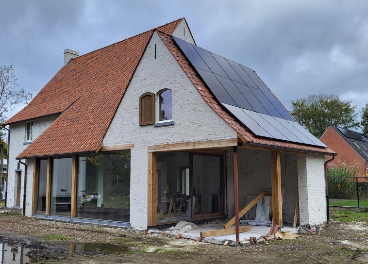 Renovatie met witte gekaleide gevel, eiken kolommen en pannendak