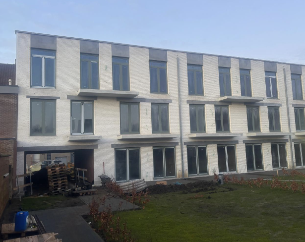 Afgewerkte rij woningen in lichte baksteen