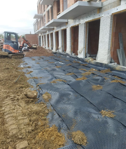 Rij woningen in opbouw met terrassen en baksteenkolommen