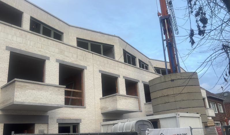 Meergezinswoning in opbouw met torenkraan