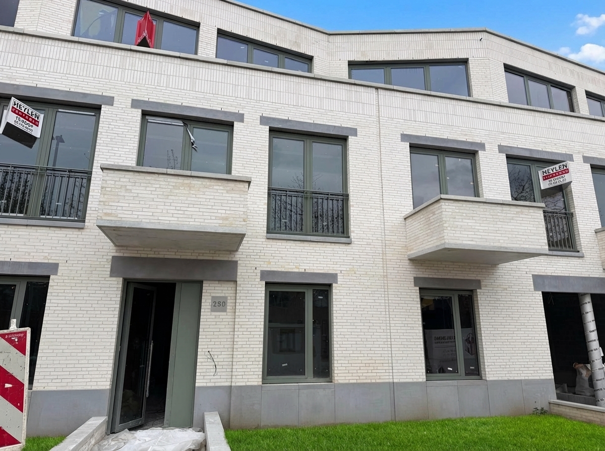 Nieuwbouwappartementen in lichte handvormbaksteen met betonnen lateien en balkons — ruwbouw door IMW Building