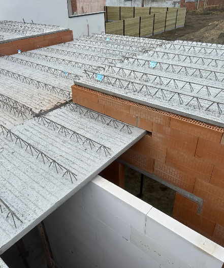 Betonnen welfsels met wapening boven metselwerk