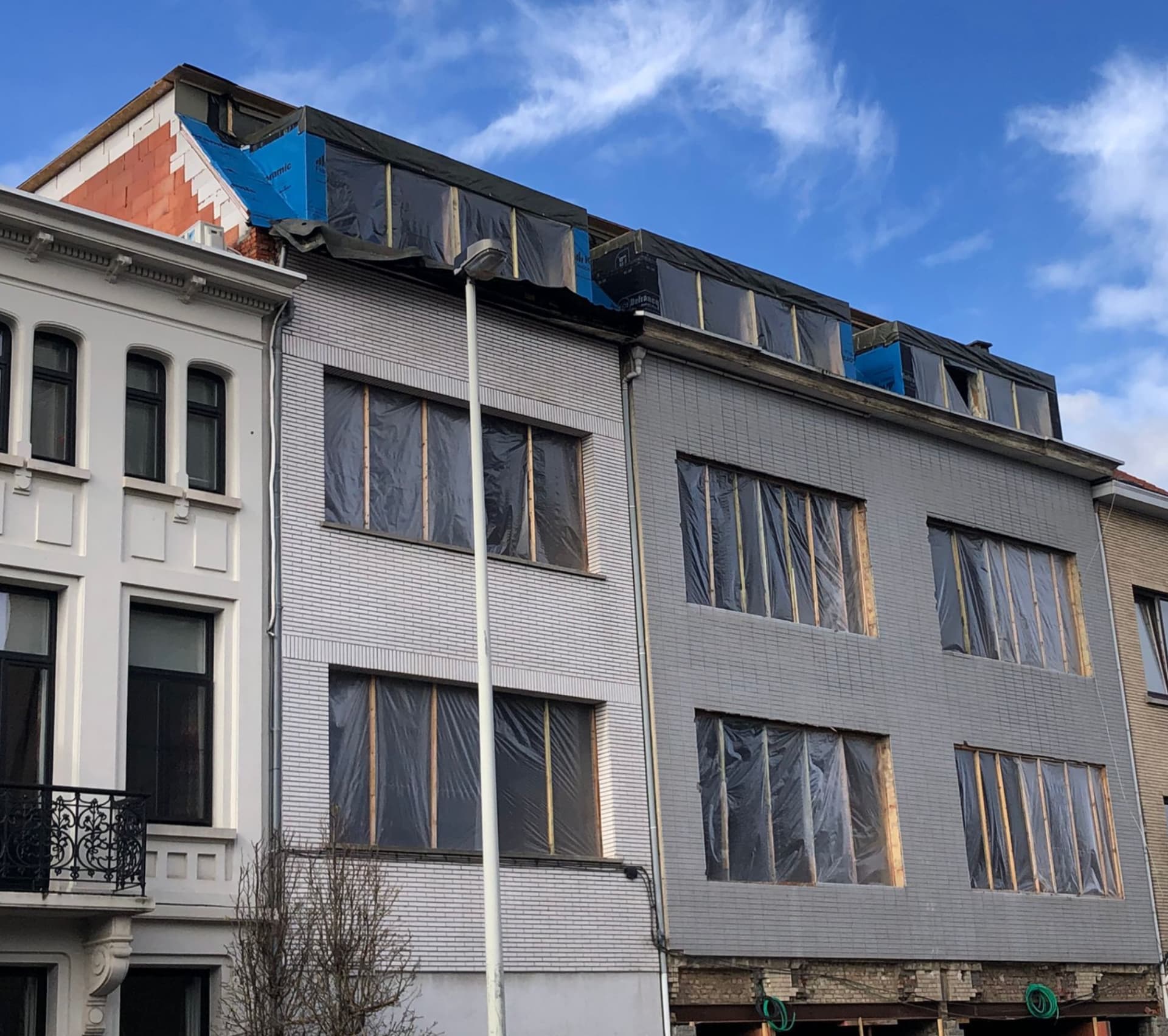 Dakwerken en dakopbouw met onderdak en isolatie tijdens renovatie van een rijwoning