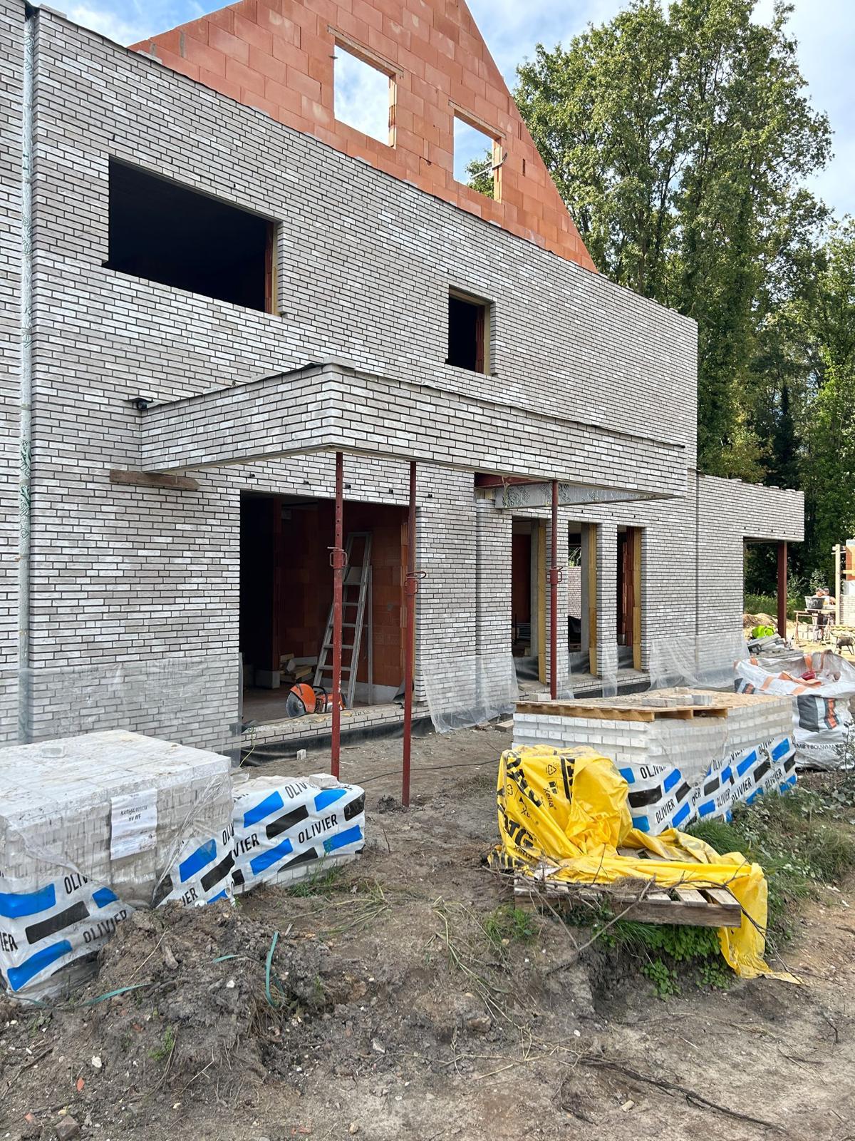 Nieuwbouwwoning in ruwbouw met lichtgrijs metselwerk en snelbouw binnenmuren