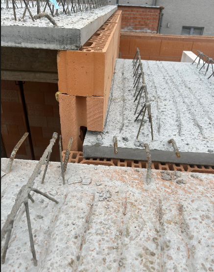 Detail gewapende betonvloer en metselwerk